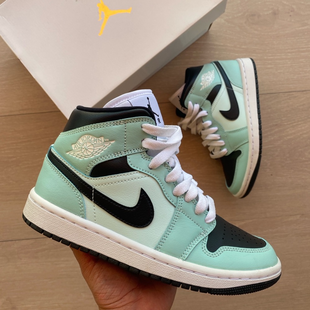 Nike Air Jordan 1 Mid Light Dew/Teal Tint/White/Black Size W 5/Y 3.5/M 3.5 EUC